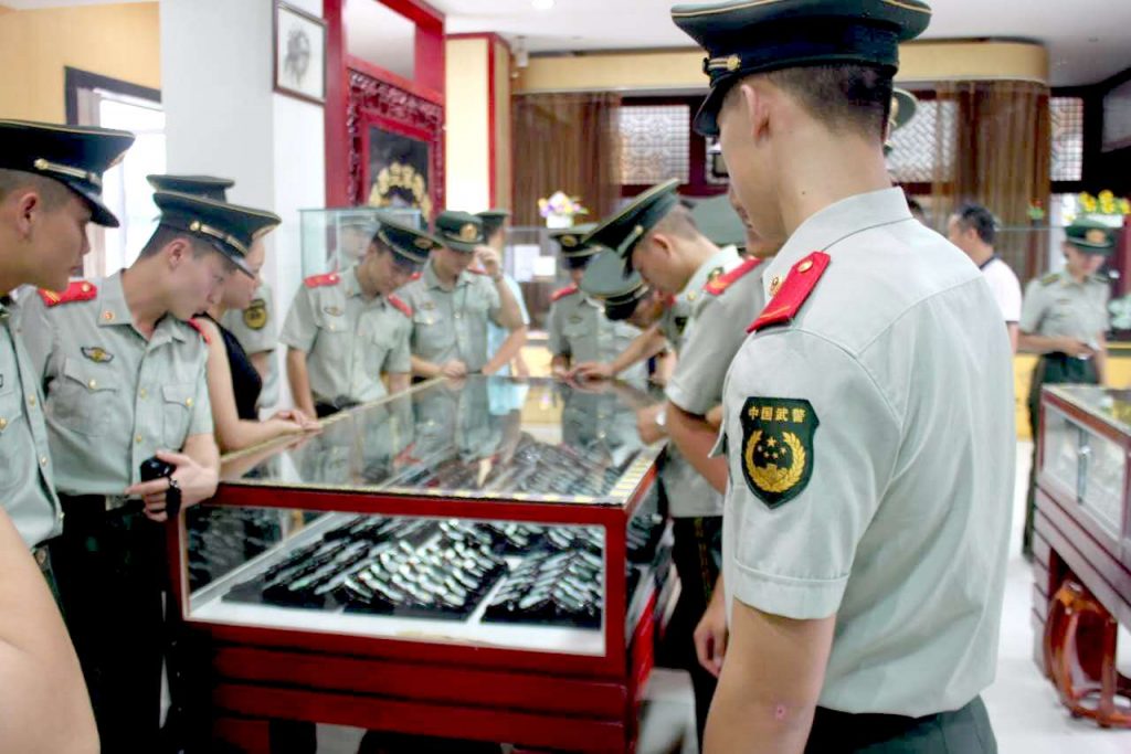 中缅边检官兵到瑞丽国际珠宝翡翠学校学习翡翠鉴定