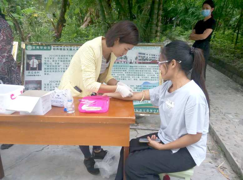 卫生局工作人员来瑞丽国际珠宝翡翠学校为缅籍新生抽血