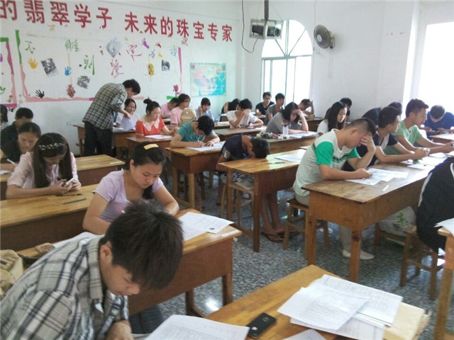 中国地质大学老师来我校巡考翡翠专业学生