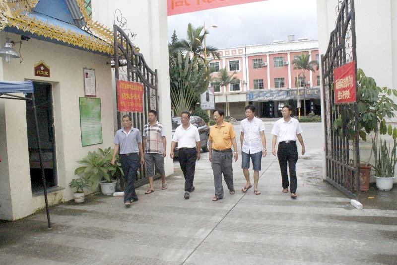 瑞丽市综合农贸市场领导来瑞丽国际珠宝翡翠学校参观