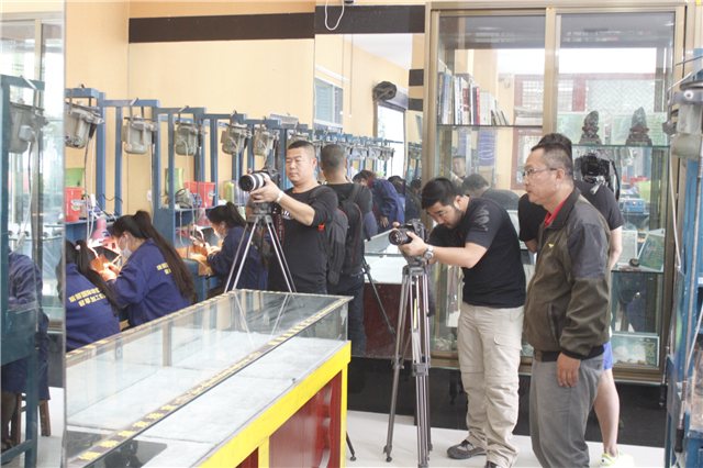 云南电视台摄制组走进学校翡翠雕刻成品展区