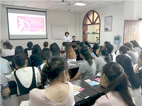 瑞丽国门医院医生来校进行女生安全卫生知识讲座