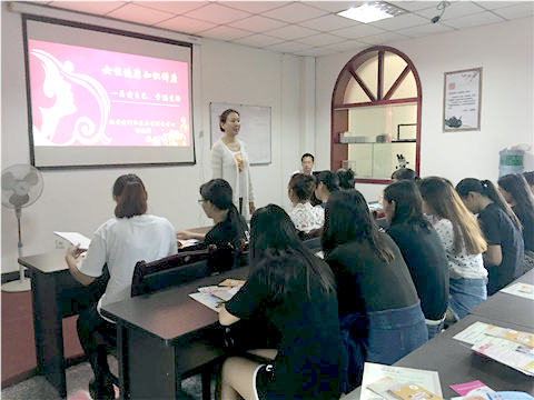 瑞丽国门医院医生来校进行女生安全卫生知识讲座