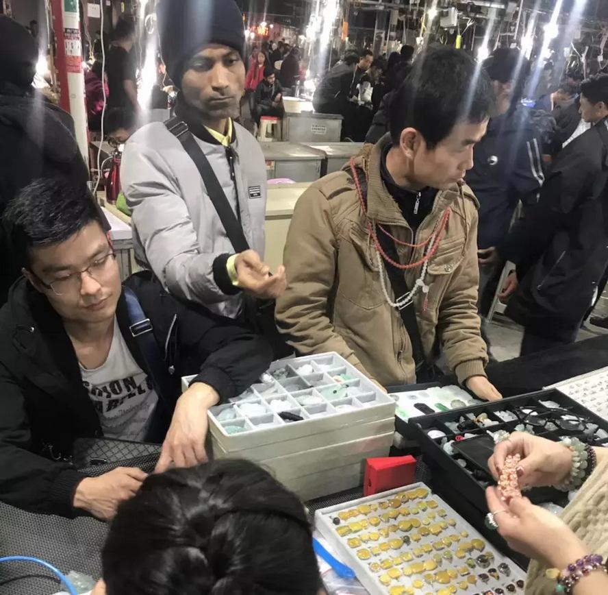 学员深入翡翠交易市场