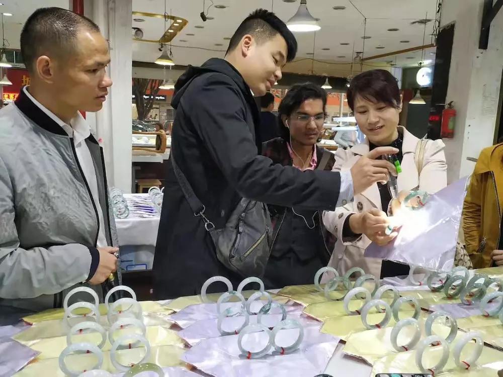 带领学员进行翡翠交易评估