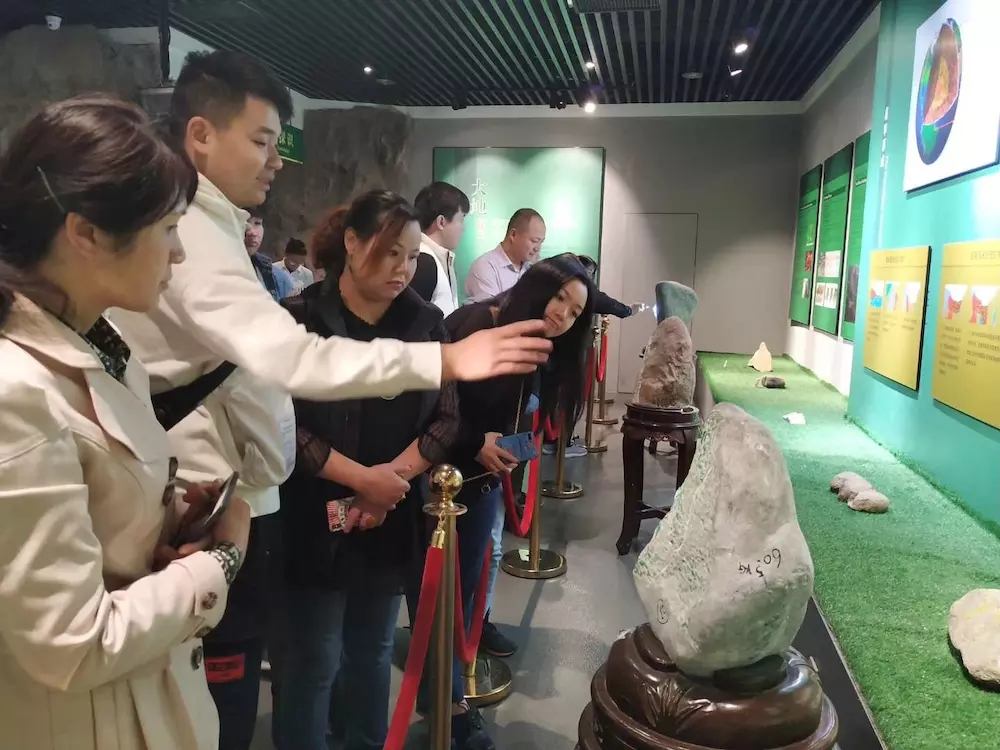 带领学员参观翡翠博物馆