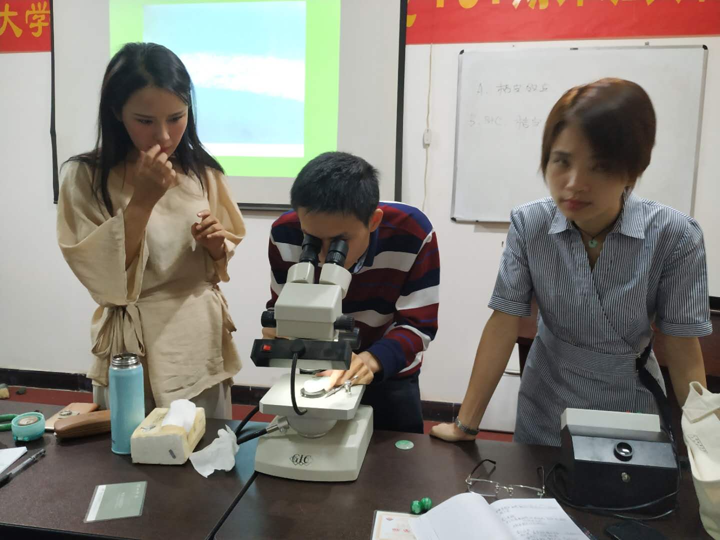 学员课余时间看标本——2019年4月23号.jpg